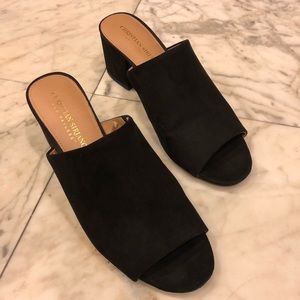 Black mules with chunky heel
